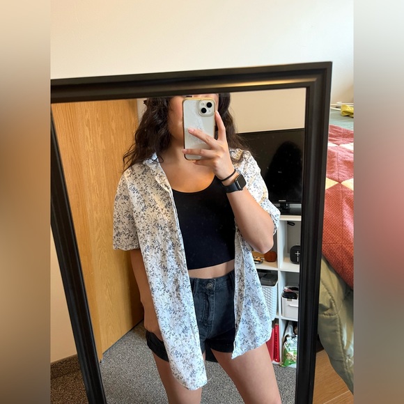Floral button up! - Picture 2 of 3
